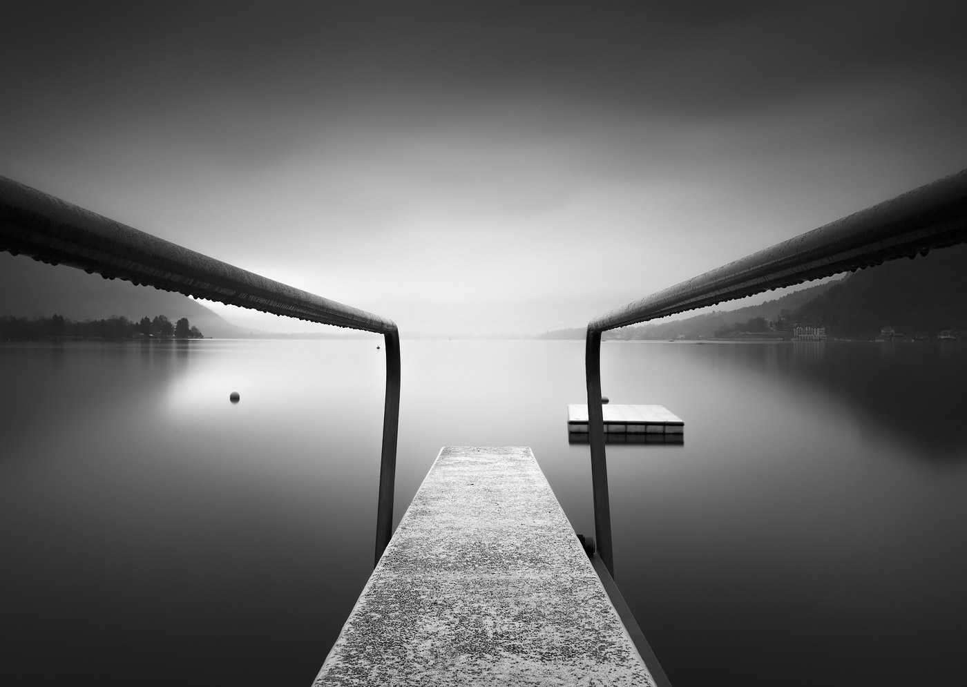 图片[1]-冬季色调：寂静下的湖光黑白照片-Deise