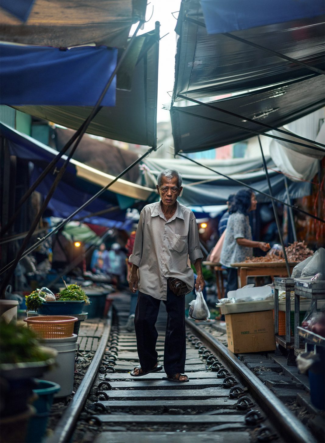 图片[1]-泰国曼谷铁路市场日常喧嚣-Deise