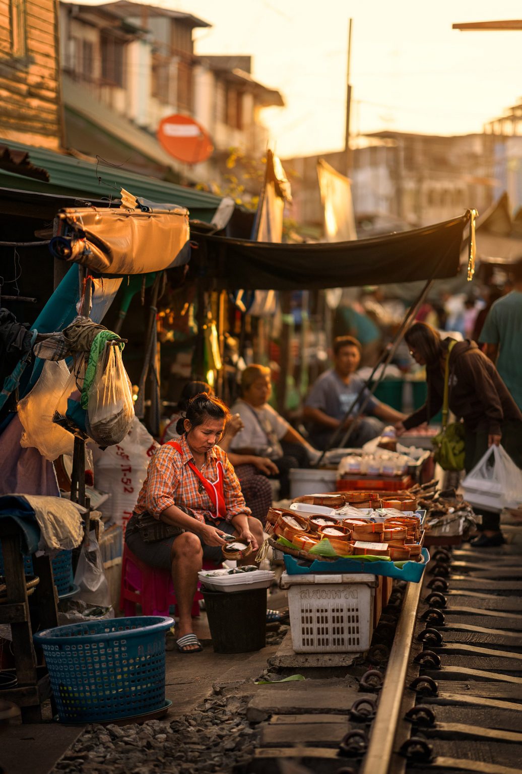 图片[2]-泰国曼谷铁路市场日常喧嚣-Deise